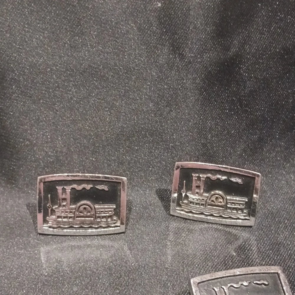 Vtg Men's Silvertone, Black Enamel Steamboat Motif Cufflinks & Tie Bar Set.
